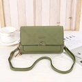 Detalle del bolso bandolera de cuero verde con diseño de rombos y herrajes dorados - Verde