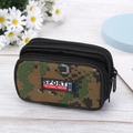 Herren Camouflage Gürteltasche aus Canvas mit Doppelreißverschluss auf Holzoberfläche - Kaffeebraun