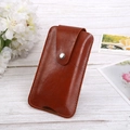 Marsupio in pelle marrone con chiusura a bottone per smartphone in stile vintage - Caffè Chiaro