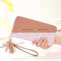 Lange Geldbörse in Pink-Glitzer und Braun mit Quasten und Schleifen-Anhänger - Dunkelrosa
