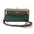Détail du sac de téléphone vert avec motif pierre, fermoir en métal doré et bandoulière - Vert Horizontal