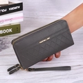 Cartera acolchada gris para mujer con cremallera doble y correa de muñeca con textura lichi - gris oscuro
