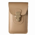Dünne braune Handytasche aus Leder mit Narbenstruktur, vertikaler Klappe und Steckverschluss - Beige 18cm