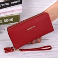 Detalle de cartera de cuero acolchado rojo con doble cremallera y logotipo metálico - Rojo