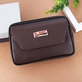 Dunkelbraune Herren-Gürteltasche aus Lychee-Leder mit Sport-Metallplakette - Horizontal Kaffee / 6-Zoll (16cm)