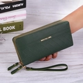 Detalle de billetera larga en cuero granulado verde oscuro con cremallera doble y asa - Verde