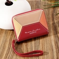 Détail du porte-cartes géométrique multicolore avec dragonne en cuir et fermeture éclair en métal - Rouge Foncé