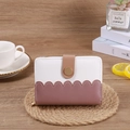 Cartera corta bicolor para mujer con diseño de ondas y cierre metálico dorado - Púrpura Claro
