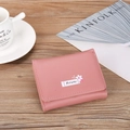Portafoglio rosa a tre ante con motivo floreale su tavolo in legno con caffè - Rosa Scuro