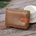 Porte-cartes en cuir marron rétro avec fermeture éclair sur une table en bois - café