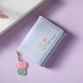 Cartera corta triple de cuero PU con dibujos de flores y colgante sobre fondo violeta - Azul
