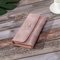 Portefeuille long rose dépoli pour femme avec emblème de cerf doré et texte élégant - Rose