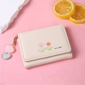 Detalle de la billetera triple de cuero PU crema con estampado de tulipán y colgante - Blanco