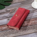 Portefeuille long femme en cuir mat rouge avec accent cerf doré et slogan - Rouge