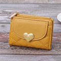 Mini billetera amarillo mostaza con cierre de corazón y cuero sintético sobre madera - Amarillo