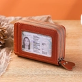 Cartera tarjetero de cuero marrón con doble cremallera y protección RFID sobre madera - Naranja