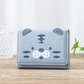 Petit portefeuille bleu clair à trois volets avec oreilles de chat en 3D sur bois - Bleu