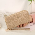 Elegante cartera de mujer en cuero PU caqui con relieve floral y doble cremallera - Albaricoque