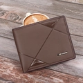 Herrenbrieftasche in Braun mit geometrischen Nähten auf rustikalem Holztisch-Hintergrund - Kaffeebraun