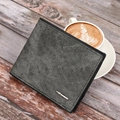 Heren bifold portemonnee in donkergrijs denim op houten tafel met latte art koffie - donkergrijs