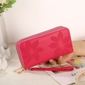 Portafoglio lungo rosso rosa con doppia cerniera e goffratura floreale 3D - Rosa Rossa