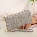 Detalle de billetera gris de cuero PU con relieve floral y diseño de doble cremallera - Gris