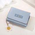 Portefeuille trifold bleu clair avec motifs marguerites et pendentif visage souriant - Bleu Ciel