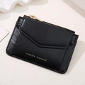 Détail du porte-cartes enveloppe en similicuir noir avec impression dorée chic - Noir