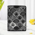 Petit portefeuille femme tressé noir et blanc style Art Déco sur une table en marbre blanc - Noir
