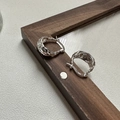 S925 Sterling Silber U-Ohrringe mit unregelmäßiger Hammerschlag-Textur auf dunklem Holz - 925er Silber / Silber