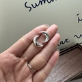Polierte S925 Sterling Silber Mondsichel Ohrstecker in der Hand präsentiert - 925er Silber / Silber (EHL032)