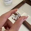 Minimalistische S925 zilveren onregelmatige oorringen met vloeibare metalen textuur - Onregelmatig Golfontwerp (EHM060) / 925 zilver