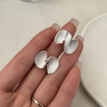 Orecchini a ventaglio in argento S925 con finitura vintage opaca tenuti in mano - Stile a Ventaglio a Spirale (EHK020)