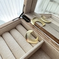 Matte goldene Halbmond-Ohrringe mit gebürstetem Finish in einer hölzernen Box - 925er Silber / Gold
