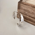 Bracciale rigido in argento sterling S925 lucido con trama ondulata su marmo - Argento (SZO005)