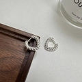 Minimalistische S925 Sterling Silber Herzohrringe mit Kordelmuster auf Holztablett - Herz Gedrehtes Seil Stil (EHM045) / 925er Silber