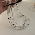 Collana minimalista in argento S925 con perle di onice nera e design metallico a strati - Stile Perline Agata Nera Argento S925 (18TL25) / Argento 925