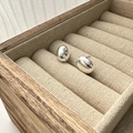 S925 Sterling Silber ovale Kugelstecker mit poliertem Spiegelglanz auf beigem Leinen - Glatter Ovaler Bohnenstil (EHL130) / Silber (EHL130)
