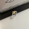 Anello in argento S925 a spirale con quadrifoglio dorato visto da un angolo di 45 gradi - Aperto Regolabile / Stile quadrifoglio arabesco a contrasto oro e argento (JZH044)