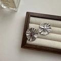 Poliert S925 Sterlingsilber Blumenohrstecker mit Wellendesign auf einem Schmucktablett - Lotusblatt-Faltenstil (EHL037) / 925er Silber / Silber