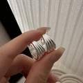 S925 sterling zilveren gelaagde oorringen met een elegante verticale ribtextuur - Zilver (EHM066)