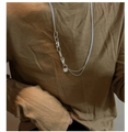 Dettaglio macro del ciondolo quadrato in argento sterling S925 su catena vintage - Collana lunga con giunzione asimmetrica (XLU097) / Argento 925