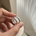 Pendientes de aro vintage de plata de ley S925 con grabado floral detallado sostenidos a mano - Estilo Grabado Arabesco (EHG053) / Plata 925