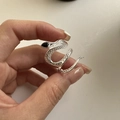 Schlangenring aus S925 Sterlingsilber mit schwarzem Zirkon und Schuppentextur am Finger - Einstellbar Offen / Geisterschlange Wickelstil (JZF017)