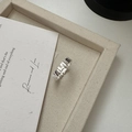 Anello minimalista in argento sterling S925 con trama geometrica e design aperto - Aperto Regolabile / Argento (JZE003)