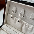 Orecchini a cerchio in argento S925 con filo intrecciato e perle bianche e nere - Stile B (7ES35) / Argento 925