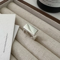 Minimalistischer S925 Sterlingsilber Ring mit polierter Oberfläche auf Schmuckbox - Einstellbar Offen / Quadratischer Siegelstil (JZA024) / Silber