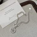 S925 Sterling Silber Panzerarmband mit Vintage Münzanhänger auf einem Holztablett - 925er Silber / Armband (XLV066)