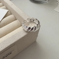 S925 sterling silver croissant ring with minimalist twisted design on a beige jewelry box - Adjustable Open / Narrow Croissant (JZD021) / Silver (Narrow Version)