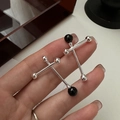 Orecchini a croce in argento S925 con agata nera e sfere dal design moderno minimal - Argento 925 / Agata Nera Argentata (EHZ101)